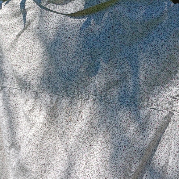 Old Navy Sleeveless Blouse - Picture 2 of 3